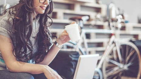 Mujer practicando inglés