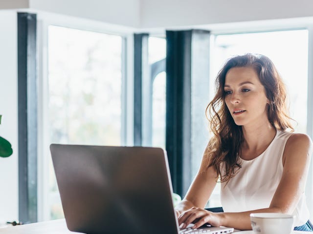 Mujer en cursos online empresariales