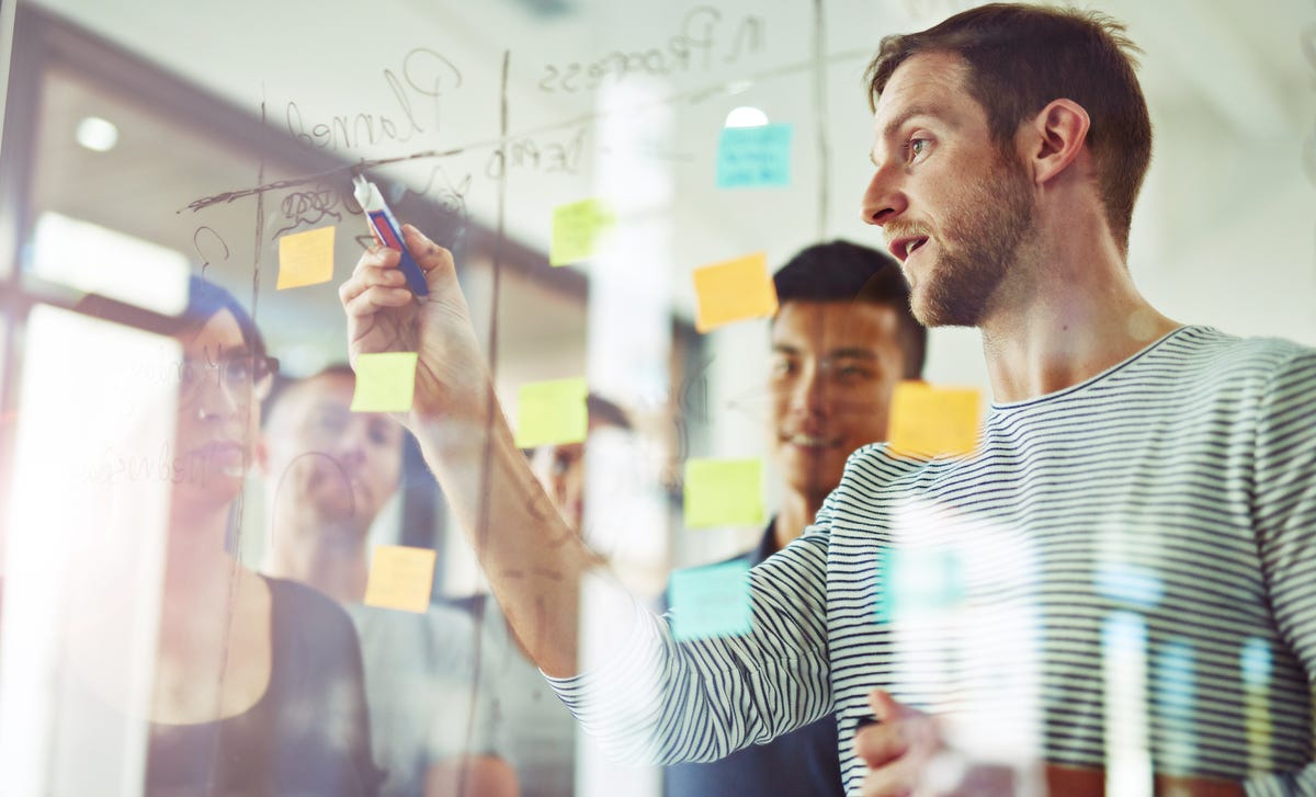 Hombre estudiando idiomas