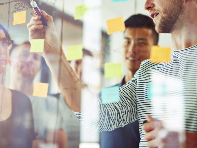 Hombre estudiando idiomas