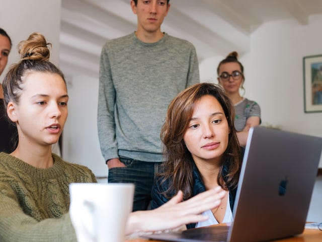 Personas mostrando el ambiente laboral