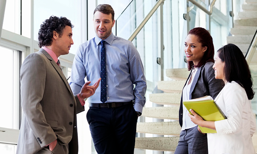 Hombre con características del liderazgo en empresas
