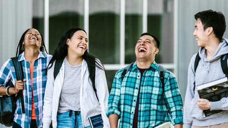 Cuatro amigos caminando después de la clase de inglés en Berlitz México.