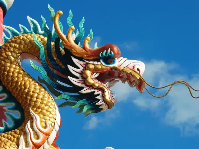 Dragón chino rojo y dorado, símbolo cultural para aprender mandarín con Berlitz