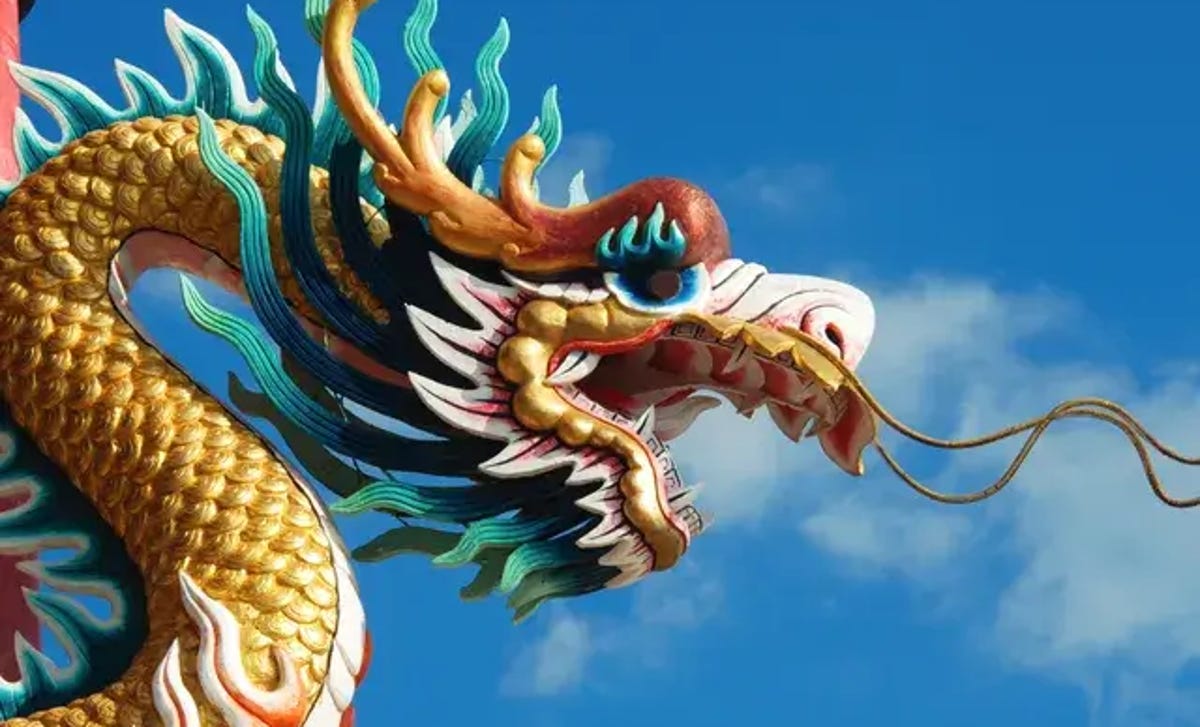 Dragón chino rojo y dorado, símbolo cultural para aprender mandarín con Berlitz