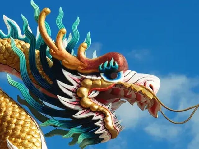 Dragón chino rojo y dorado, símbolo cultural para aprender mandarín con Berlitz