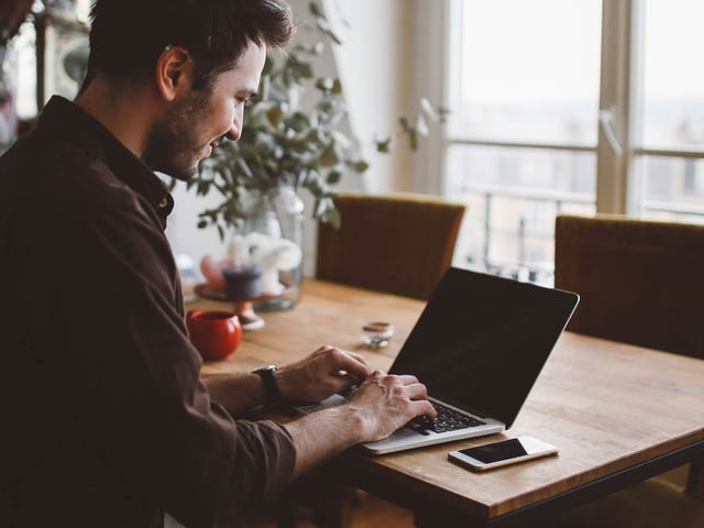 Hombre realizando examen de italiano
