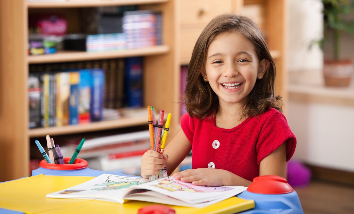 Niña practicando inglés para niños y jóvenes