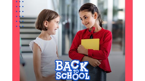 Niñas interactuando en una escuela
