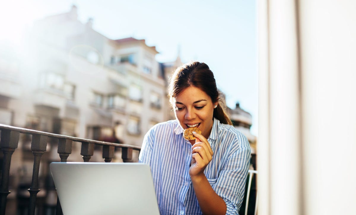 Mujer en autoestudio CyberTeachers Live
