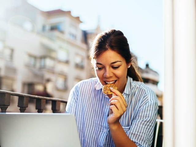 Mujer en autoestudio CyberTeachers Live