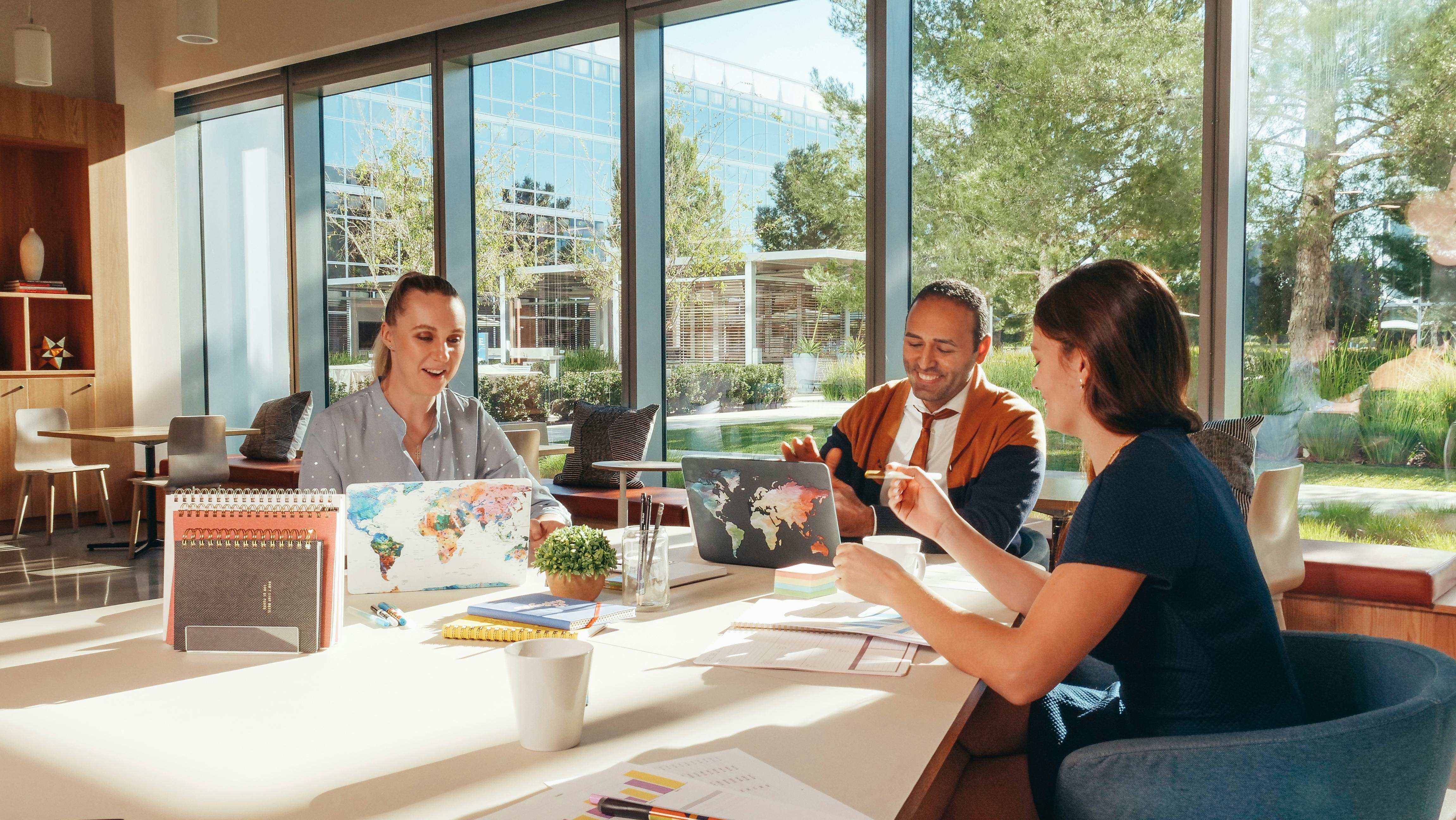 Empresarios en una reunión para entender cuáles son los mejores cursos para emprendedores.