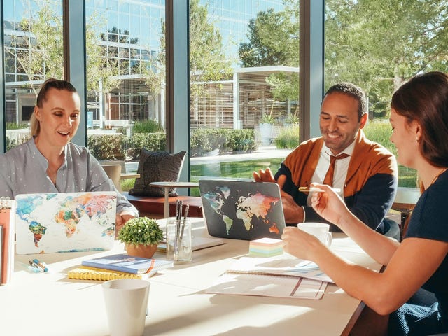 Empresarios en una reunión para entender cuáles son los mejores cursos para emprendedores.