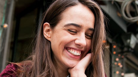 Mujer estudiando el idioma amárico online