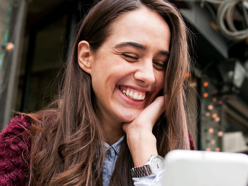 Mujer estudiando el idioma amárico online