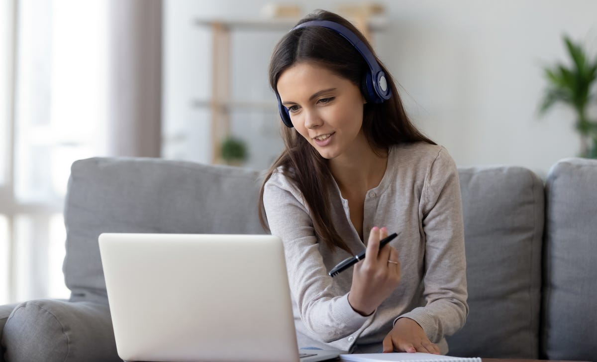 Mujer en cursos de coreano en línea