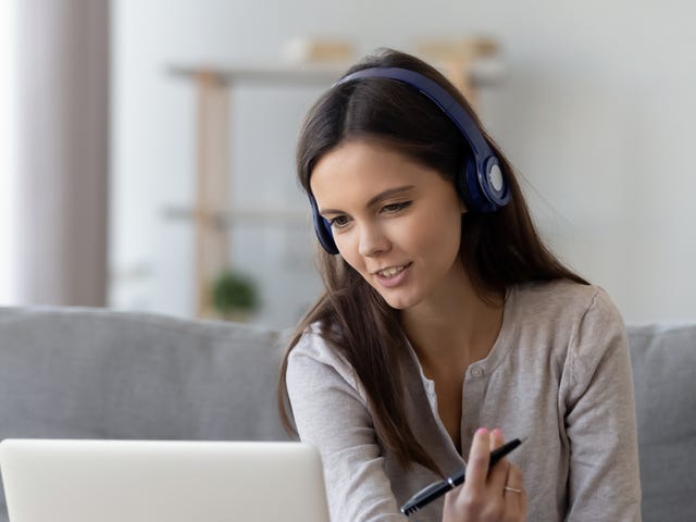 Mujer en cursos de coreano en línea