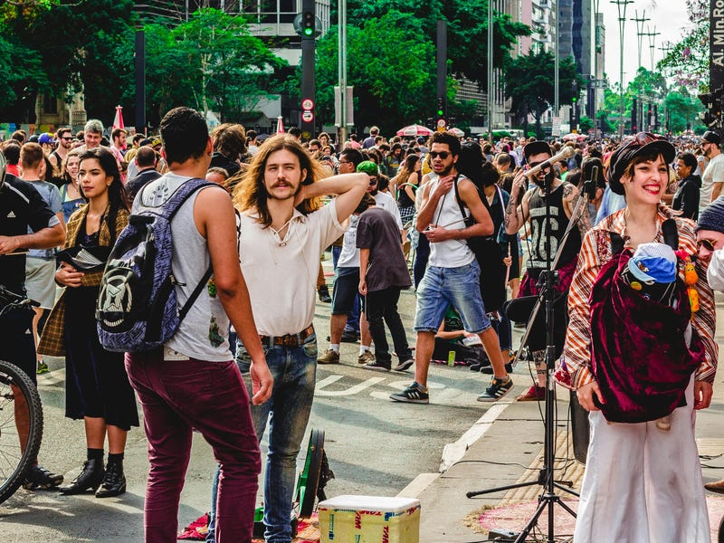 Una multitud en Avenida Paulista, Brasil, que representa la diversidad de las personas.