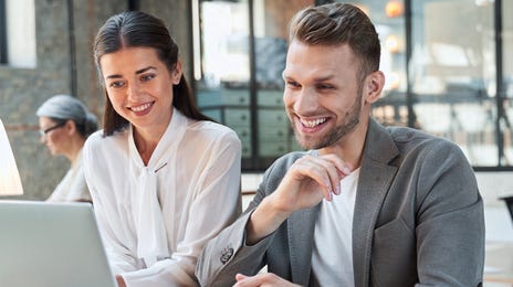 Personas felices en una oficina