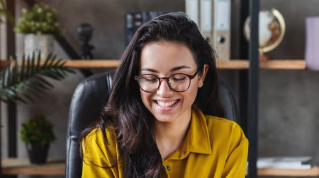 Mujer aprendiendo el idioma letón online