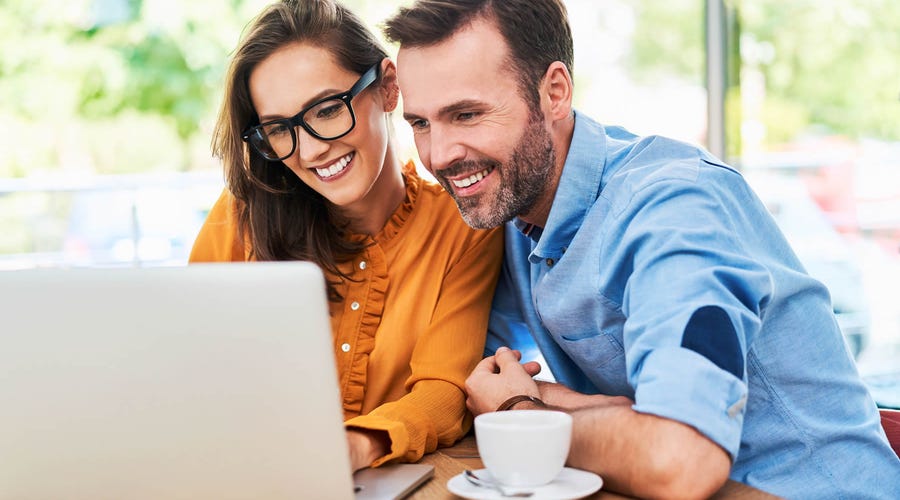 Hombre diciendo que saber inglés te permite avanzar en tu carrera