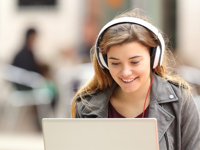 mujer en exámenes de inglés y cursos de preparación