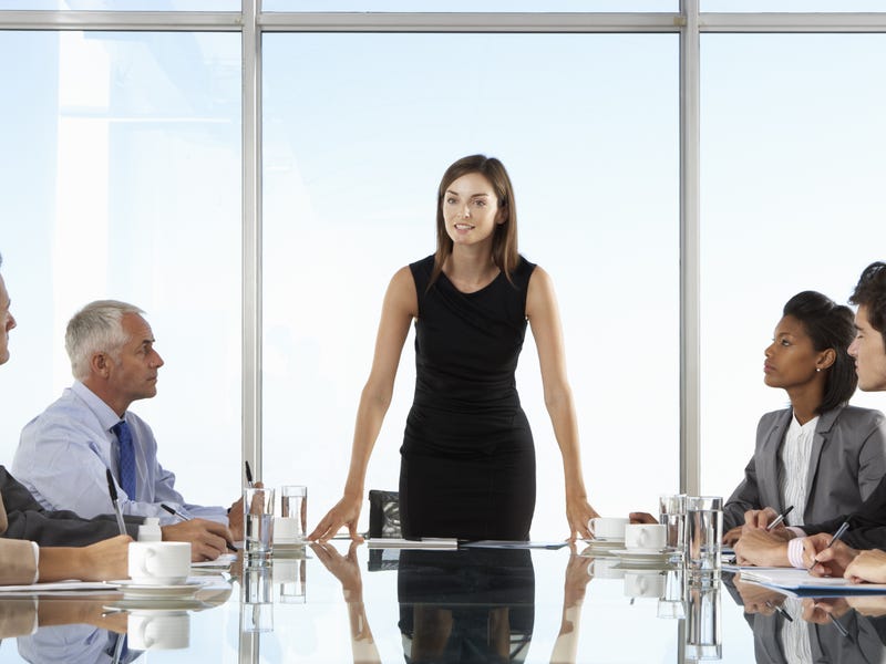 Mujer hablando del día internacional de la mujer y su historia