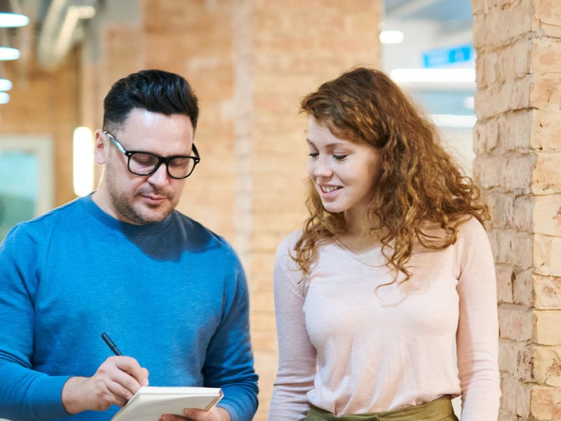 Personas usando correctamente los pronombres demostrativos