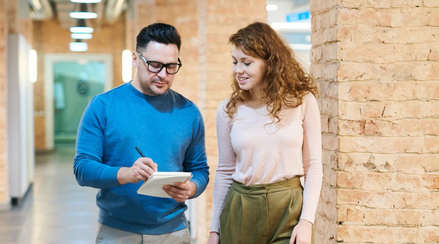 Personas usando correctamente los pronombres demostrativos