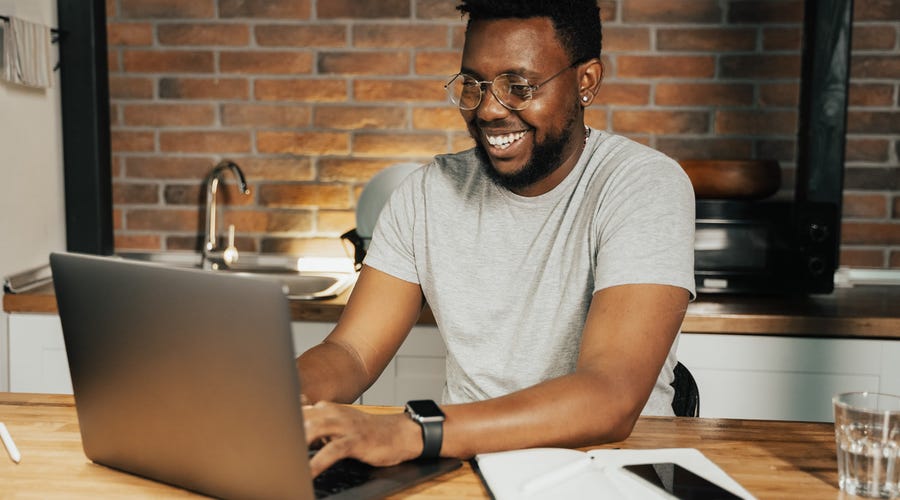 Hombre en clase de inglés