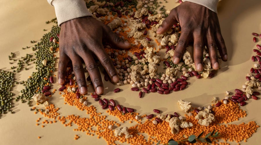 Hombre negro separando semillas en inglés.