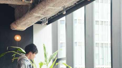 Adultos jóvenes reunidos en un cómodo salón de clases