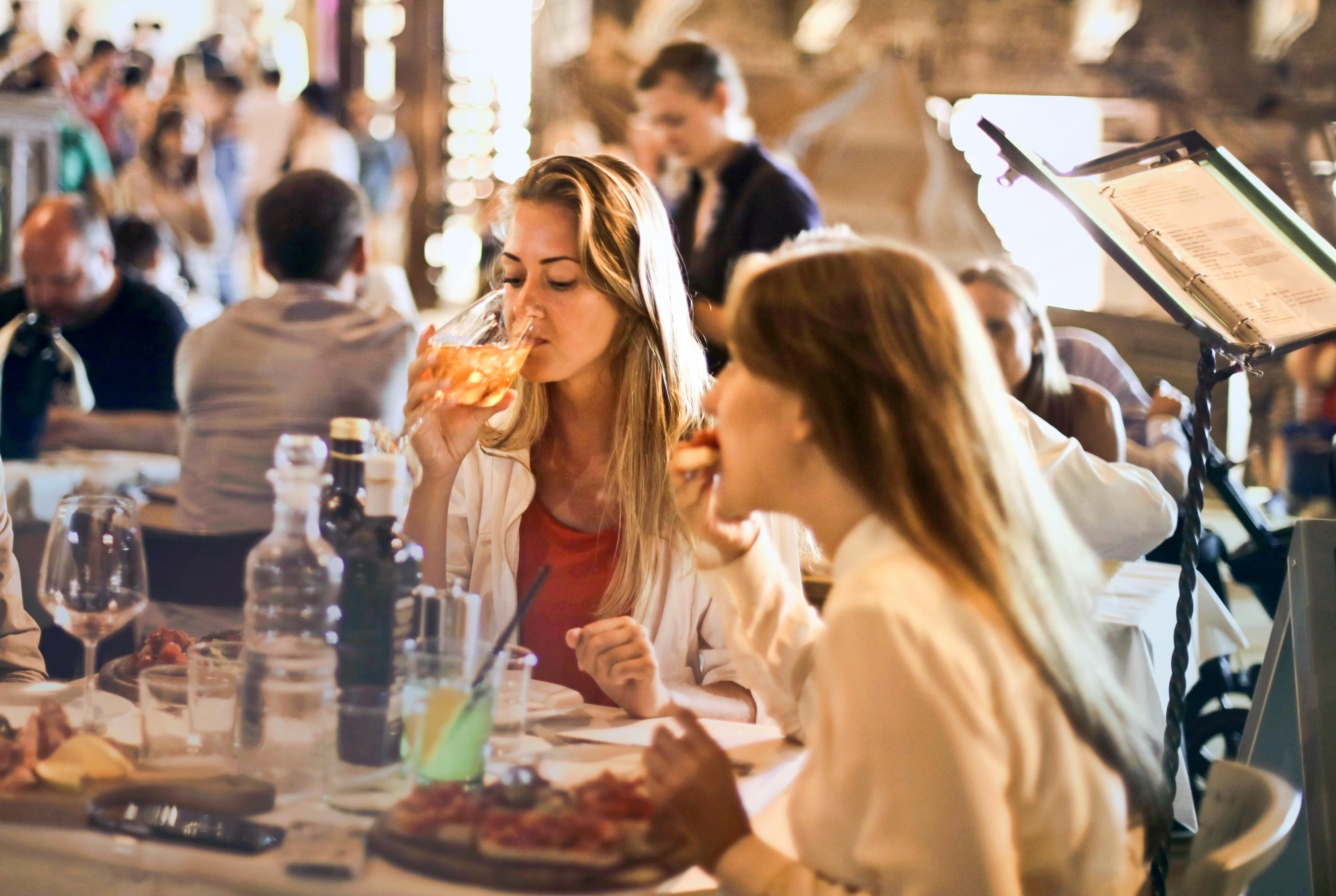 Personas_en_un_restaurante_pidiendo_comida_en_inglés.jpg