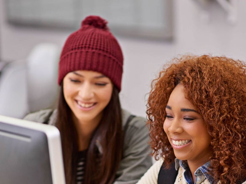 Mujeres estudiando 50 adjetivos calificativos en inglés