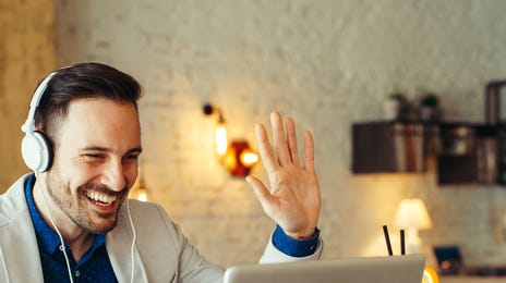 Hombre en el centro de idiomas Culiacán
