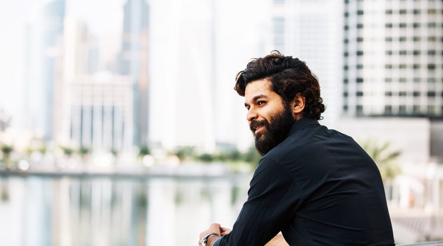 Hombre hablando de las culturas alrededor del mundo -