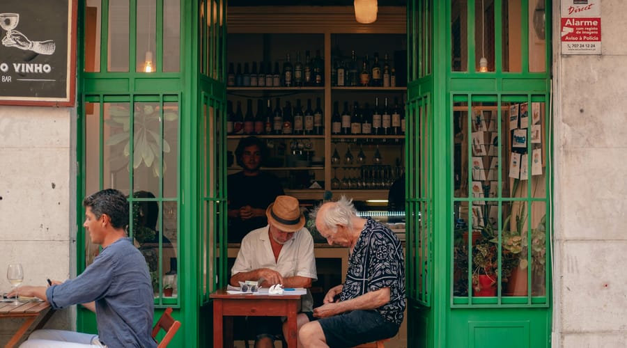 Abuelos portugueses teniendo conversaciones en portugués.