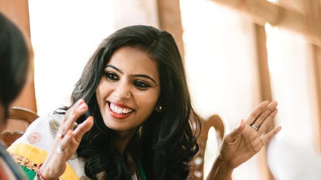 Dos mujeres practicando el idioma hindi