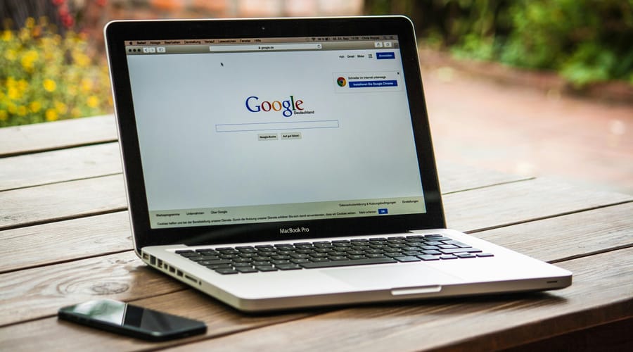 Computadora mostrando el sitio web de Google en el Día del Internet.