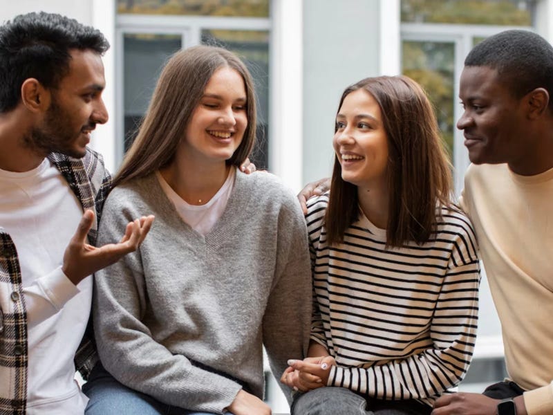 Grupo de amigos de todo el mundo hablando en la lengua oficial de su país