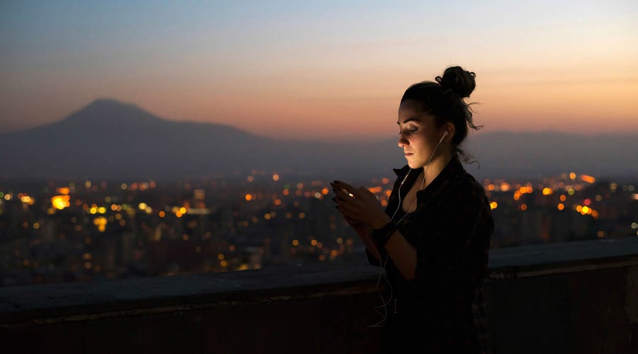 Mujer practicando modal verbs