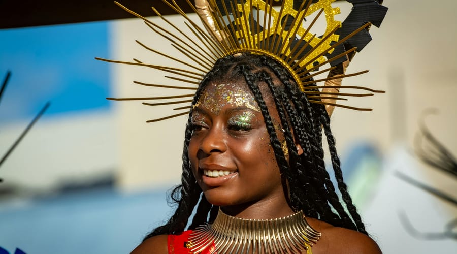 Chica en las festividades en Brasil.