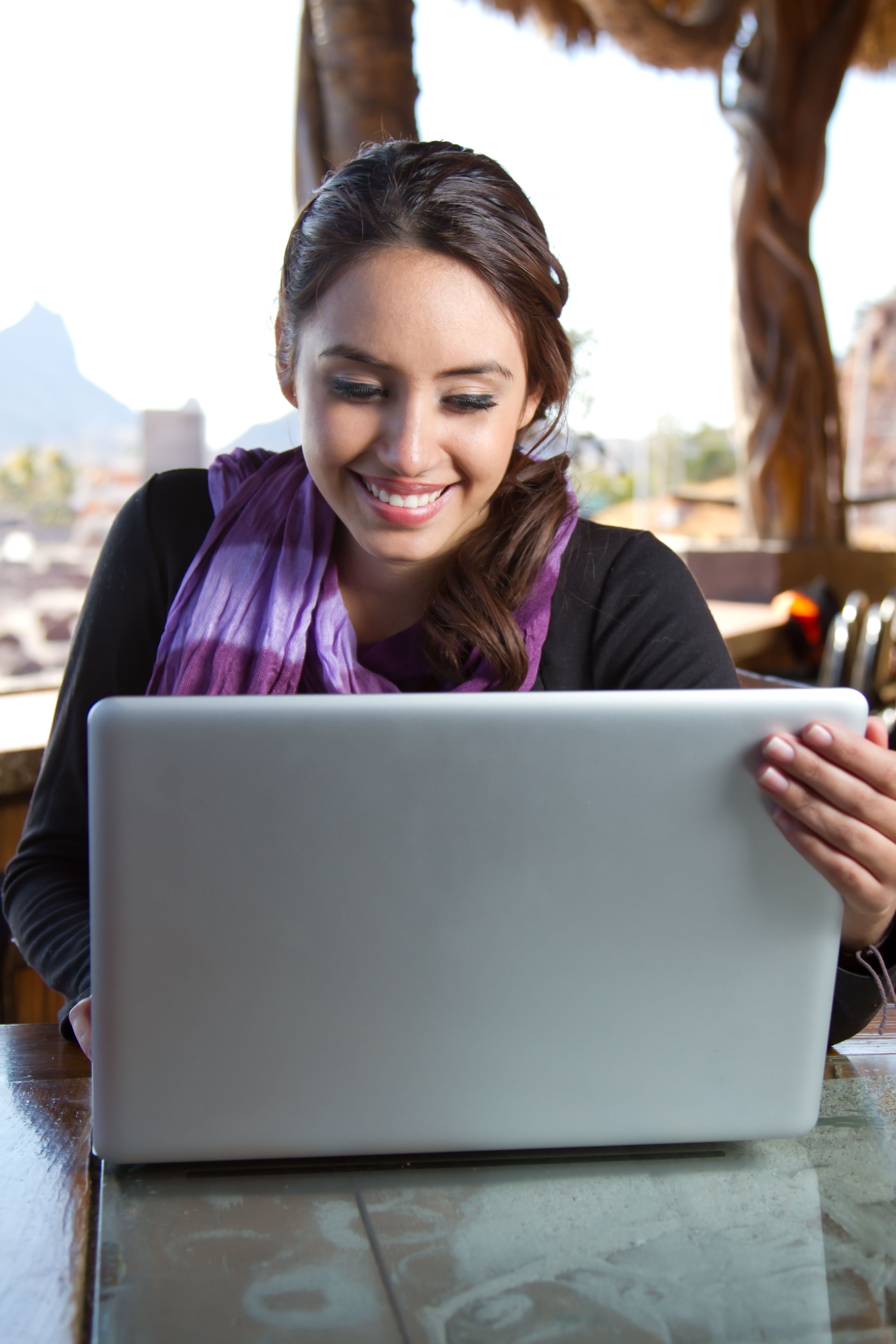 Mujer estudiando y hablando online en serbio