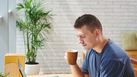 Hombre que aprende alemán básico