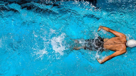 Persona nadando en piscina