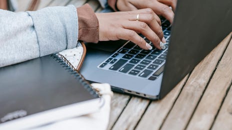 Chica estudiando inglés con su plataforma On Demand.
