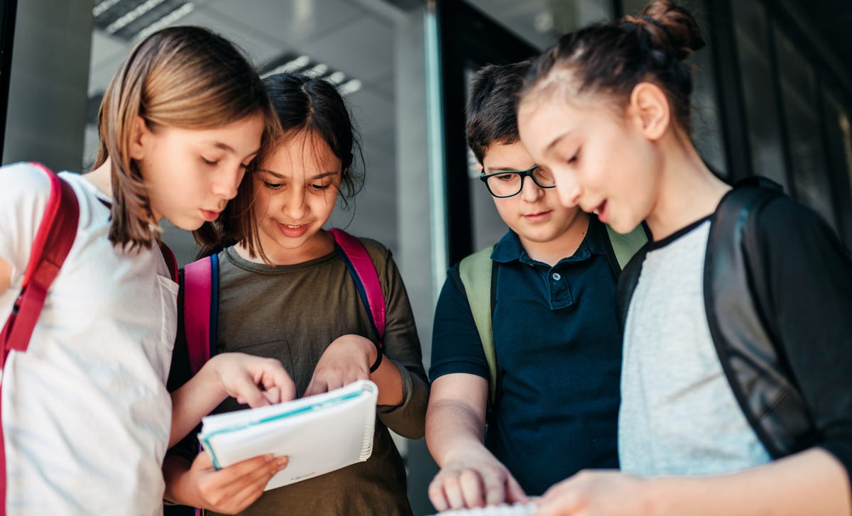 Estudiantes mirando inglés para niños de primaria