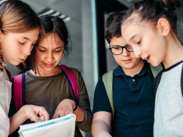 Estudiantes mirando inglés para niños de primaria