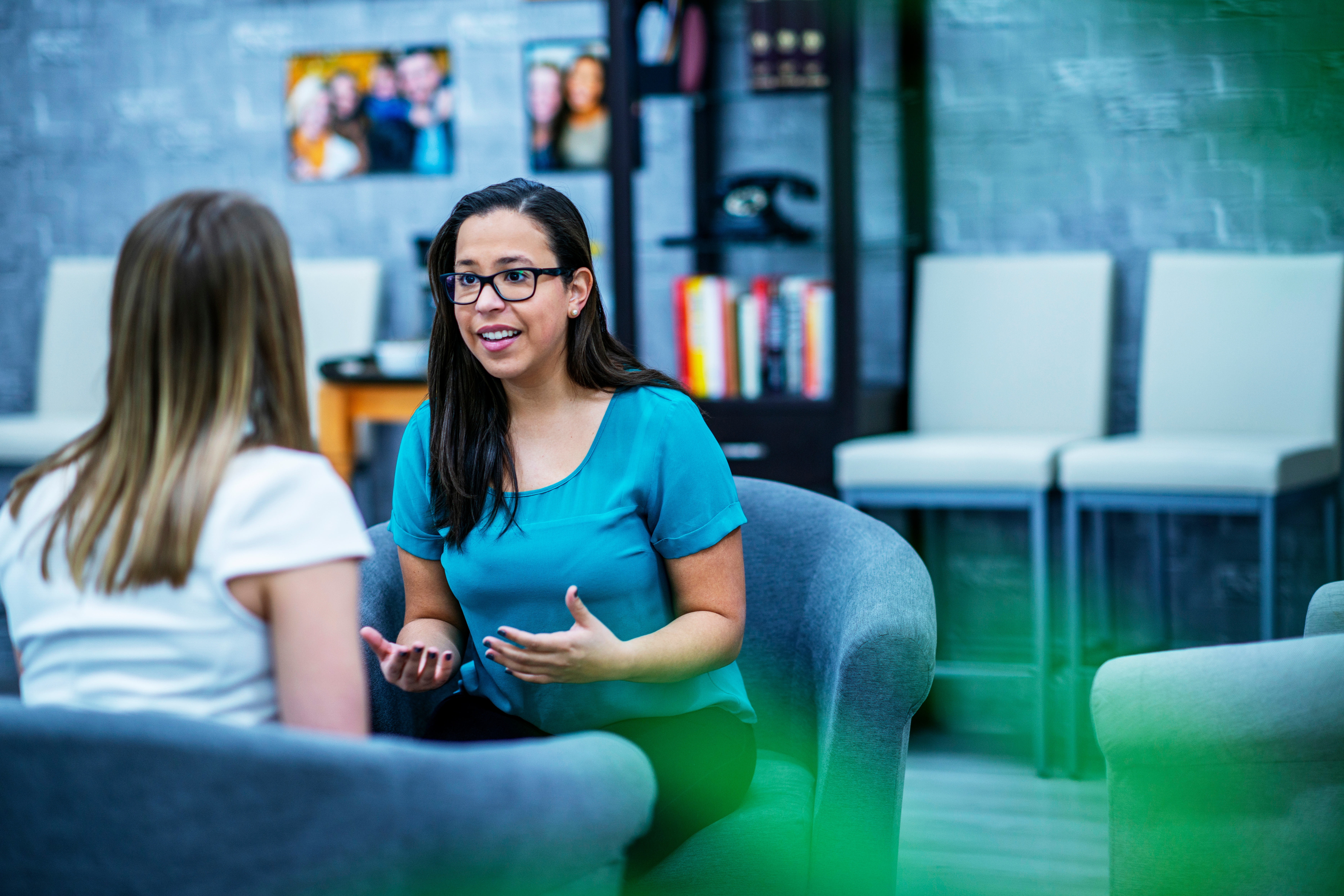 Dos mujeres sentadas teniendo una amena conversación