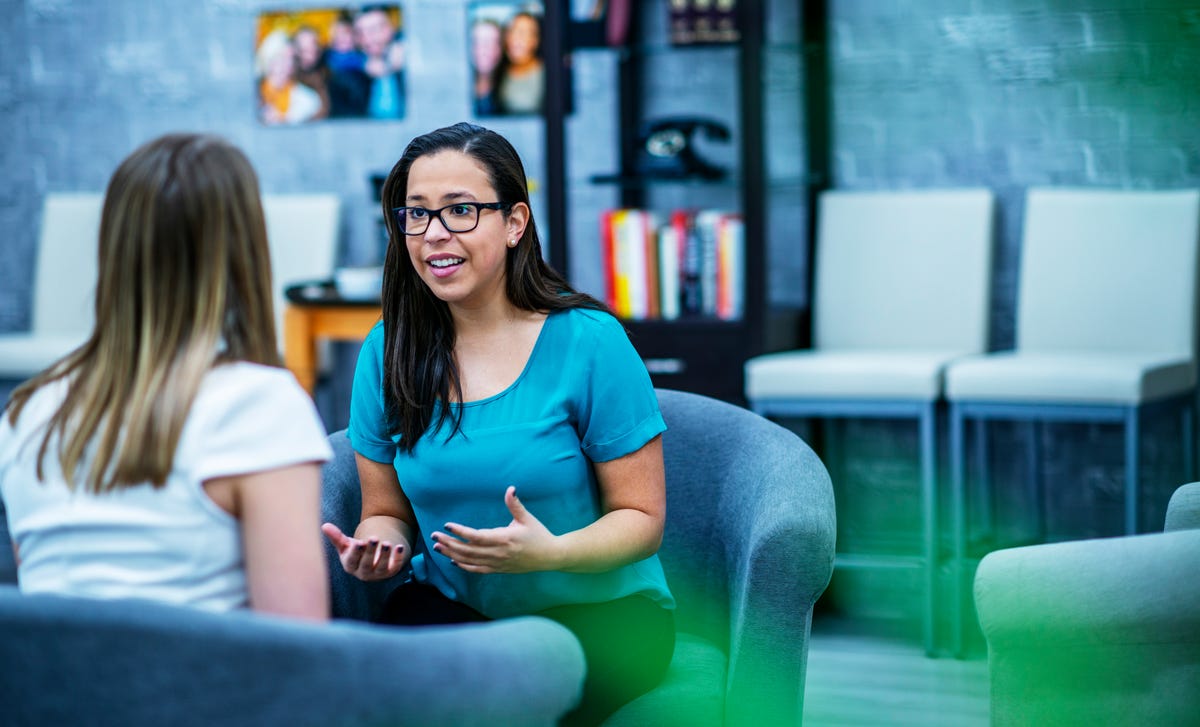 Dos mujeres sentadas teniendo una amena conversación